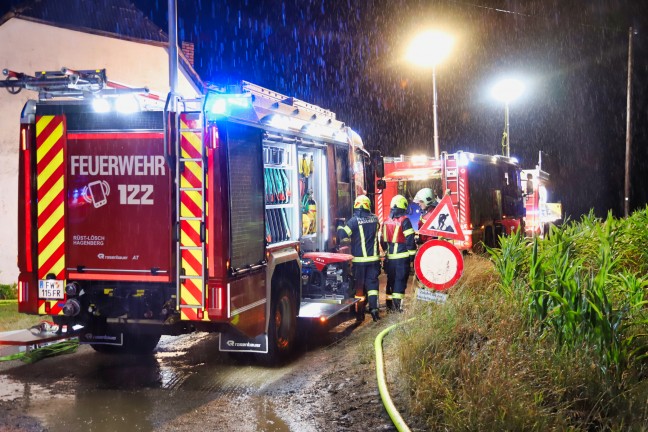 Zehn Feuerwehren bei Vollbrand eines Holzstadels in Pregarten im Einsatz