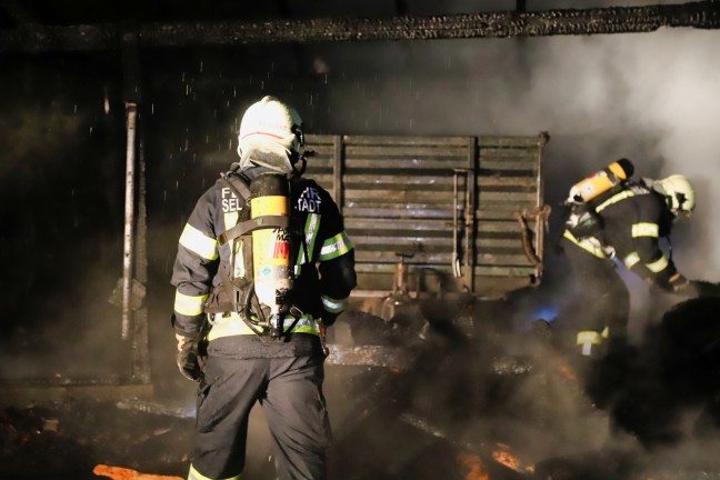 Zehn Feuerwehren bei Vollbrand eines Holzstadels in Pregarten im Einsatz