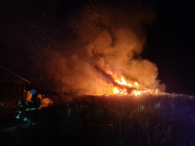 Zehn Feuerwehren bei Vollbrand eines Holzstadels in Pregarten im Einsatz