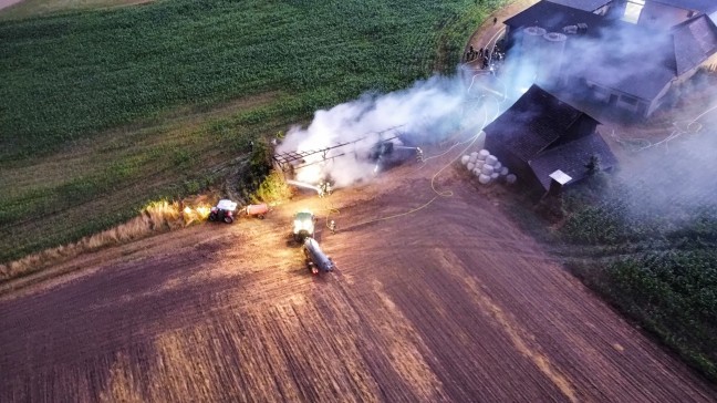 Zehn Feuerwehren bei Vollbrand eines Holzstadels in Pregarten im Einsatz