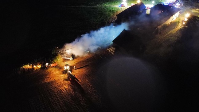 Zehn Feuerwehren bei Vollbrand eines Holzstadels in Pregarten im Einsatz