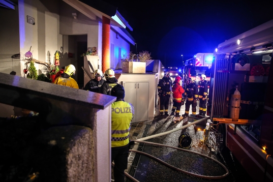 Feuerwehr bei Kellerbrand in einem Wohnhaus in Wels-Pernau im Einsatz
