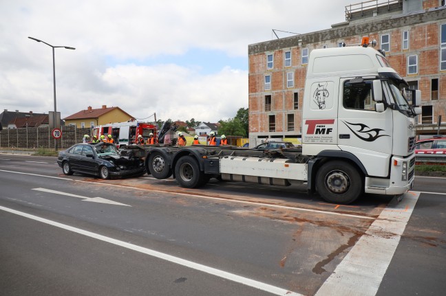 Auto kracht bei Verkehrsunfall auf Wiener Strae in Traun in Heck eines LKW