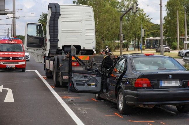 Auto kracht bei Verkehrsunfall auf Wiener Strae in Traun in Heck eines LKW