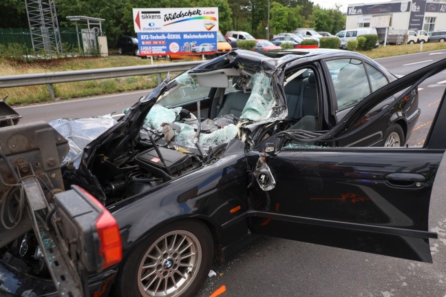 Auto kracht bei Verkehrsunfall auf Wiener Strae in Traun in Heck eines LKW