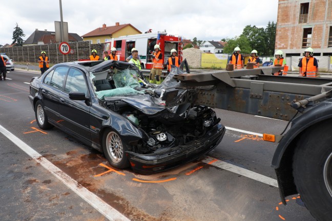 Auto kracht bei Verkehrsunfall auf Wiener Strae in Traun in Heck eines LKW