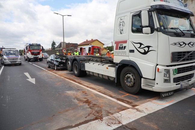 Auto kracht bei Verkehrsunfall auf Wiener Strae in Traun in Heck eines LKW