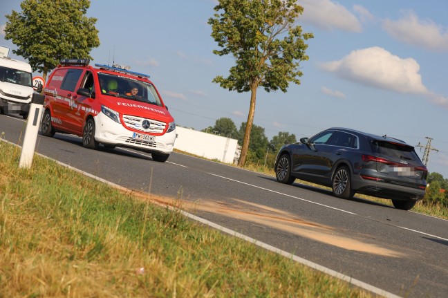 Feuerwehr nach leichtem Unfall im Abendverkehr auf Wiener Straße in Marchtrenk im Einsatz