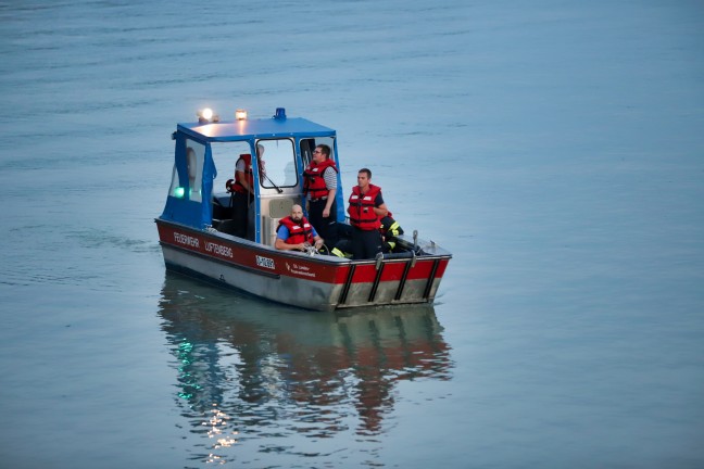 Einsatzkrfte bei schwerem Bootsunfall auf der Donau bei Luftenberg an der Donau im Einsatz