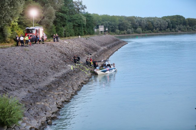 Einsatzkrfte bei schwerem Bootsunfall auf der Donau bei Luftenberg an der Donau im Einsatz