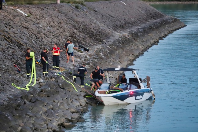 Einsatzkräfte bei schwerem Bootsunfall auf der Donau bei Luftenberg an der Donau im Einsatz