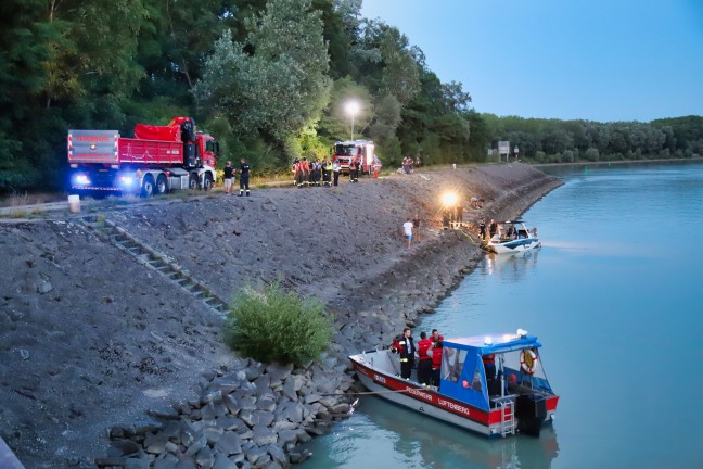 Einsatzkrfte bei schwerem Bootsunfall auf der Donau bei Luftenberg an der Donau im Einsatz