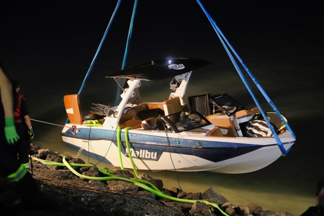 Einsatzkrfte bei schwerem Bootsunfall auf der Donau bei Luftenberg an der Donau im Einsatz