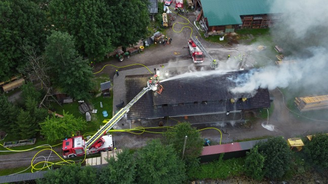 Fnf Feuerwehren bei Grobrand eines Wohn- und Firmengebudes in Spital am Pyhrn im Einsatz