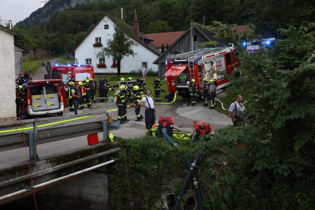 Fünf Feuerwehren bei Großbrand eines Wohn- und Firmengebäudes in Spital am Pyhrn im Einsatz