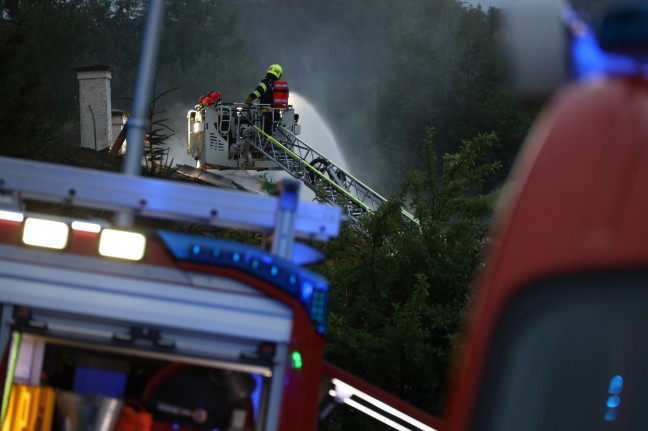 Fünf Feuerwehren bei Großbrand eines Wohn- und Firmengebäudes in Spital am Pyhrn im Einsatz