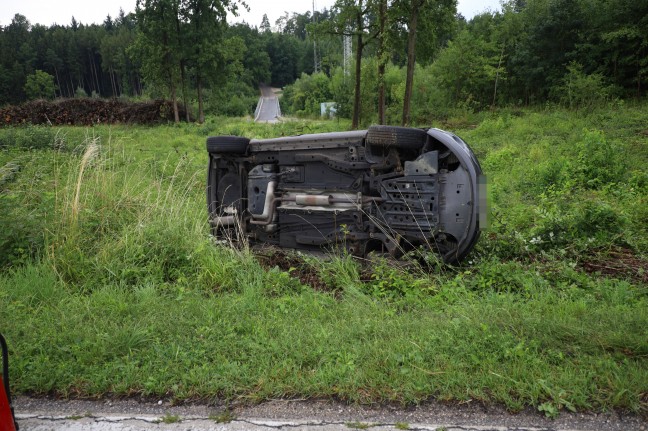 Auto nach Kreuzungskollision in Wels-Oberthan umgestürzt