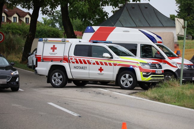 Auto nach Kreuzungskollision in Wels-Oberthan umgestürzt