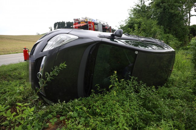 Auto nach Kreuzungskollision in Wels-Oberthan umgestürzt