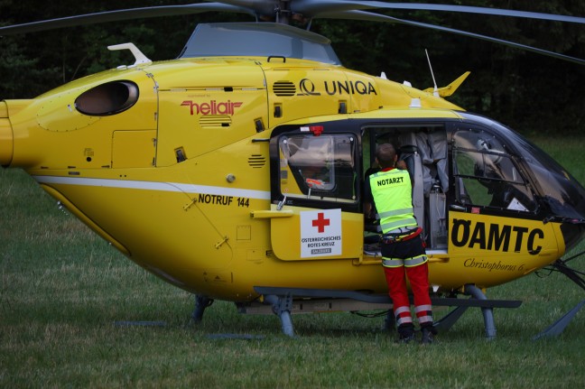 Personenrettung: Einsatzkrfte in einem Waldstck in Aurach am Hongar im Einsatz