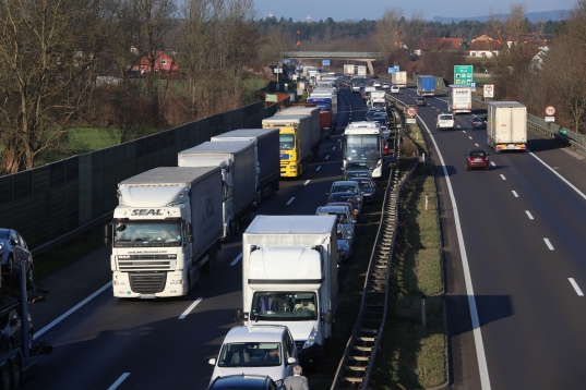 Schwerer LKW-Unfall auf der Welser Autobahn sorgt für umfangreichen Einsatz