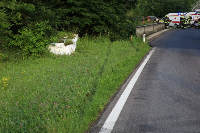 PKW bei Verkehrsunfall auf Pyhrnpass Straße in St. Pankraz in steil abfallende Bachböschung gekracht