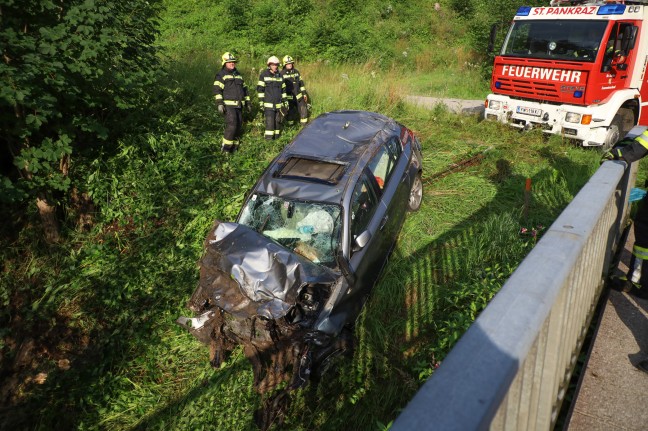 PKW bei Verkehrsunfall auf Pyhrnpass Straße in St. Pankraz in steil abfallende Bachböschung gekracht