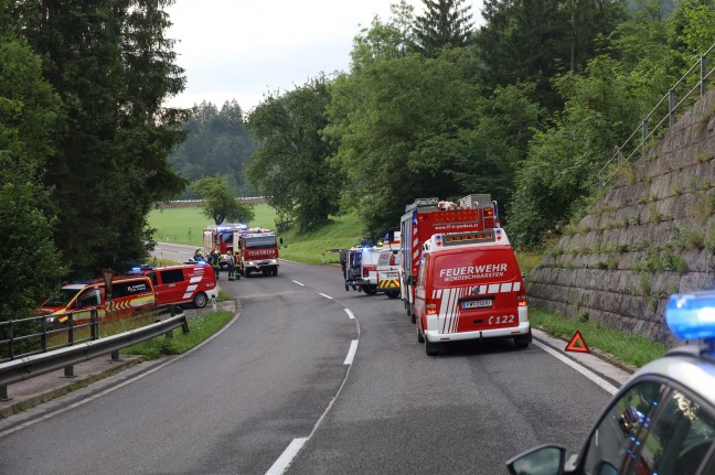 PKW bei Verkehrsunfall auf Pyhrnpass Strae in St. Pankraz in steil abfallende Bachbschung gekracht