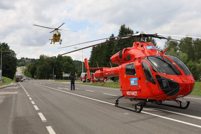 Motorrad gegen Sportwagen: Drei teils Schwerverletzte bei Unfall auf Pyhrnpass Strae in Schlierbach