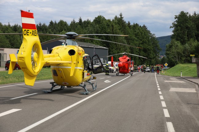 Motorrad gegen Sportwagen: Drei teils Schwerverletzte bei Unfall auf Pyhrnpass Straße in Schlierbach