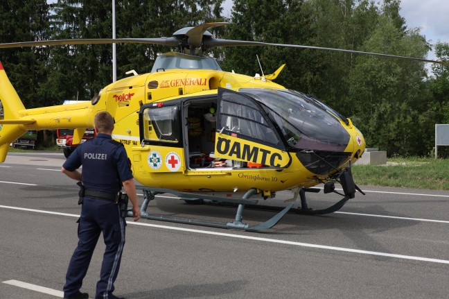 Motorrad gegen Sportwagen: Drei teils Schwerverletzte bei Unfall auf Pyhrnpass Strae in Schlierbach