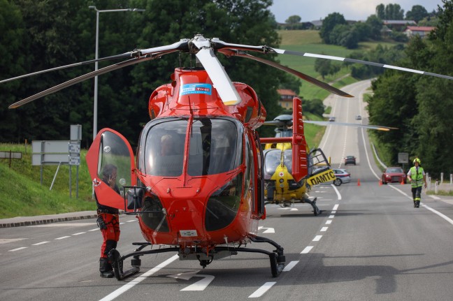 Motorrad gegen Sportwagen: Drei teils Schwerverletzte bei Unfall auf Pyhrnpass Straße in Schlierbach