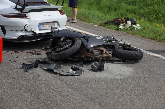 Motorrad gegen Sportwagen: Drei teils Schwerverletzte bei Unfall auf Pyhrnpass Straße in Schlierbach