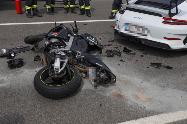 Motorrad gegen Sportwagen: Drei teils Schwerverletzte bei Unfall auf Pyhrnpass Strae in Schlierbach