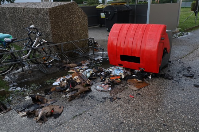 Brand eines Altpapiercontainers in Wels-Vogelweide