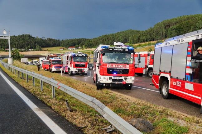 PKW bei Verkehrsunfall auf der Mühlviertler Schnellstraße bei Neumarkt im Mühlkreis überschlagen