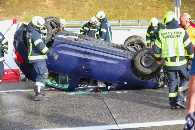 PKW bei Verkehrsunfall auf der Mühlviertler Schnellstraße bei Neumarkt im Mühlkreis überschlagen