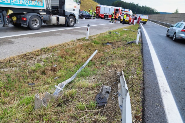 PKW bei Verkehrsunfall auf der Mühlviertler Schnellstraße bei Neumarkt im Mühlkreis überschlagen