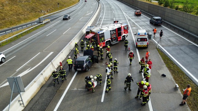 PKW bei Verkehrsunfall auf der Mhlviertler Schnellstrae bei Neumarkt im Mhlkreis berschlagen