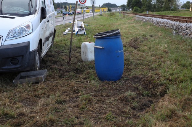 Kleintransporter bei Verkehrsunfall auf Hausruckstrae in Aurolzmnster berschlagen