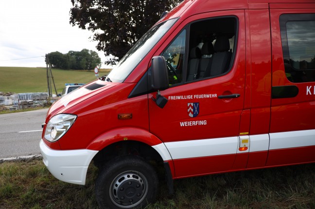 Kleintransporter bei Verkehrsunfall auf Hausruckstrae in Aurolzmnster berschlagen