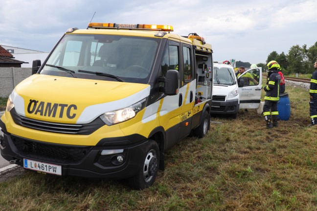 Kleintransporter bei Verkehrsunfall auf Hausruckstrae in Aurolzmnster berschlagen