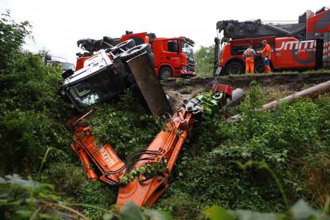 Bagger auf Baustelle auf der Welser Autobahn bei Pucking ber Bschung gestrzt