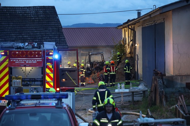 Vier Feuerwehren bei Traktor- und Dachstuhlbrand auf Bauernhof in Alkoven im Einsatz