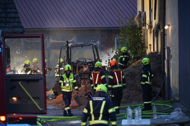 Vier Feuerwehren bei Traktor- und Dachstuhlbrand auf Bauernhof in Alkoven im Einsatz