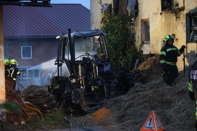 Vier Feuerwehren bei Traktor- und Dachstuhlbrand auf Bauernhof in Alkoven im Einsatz