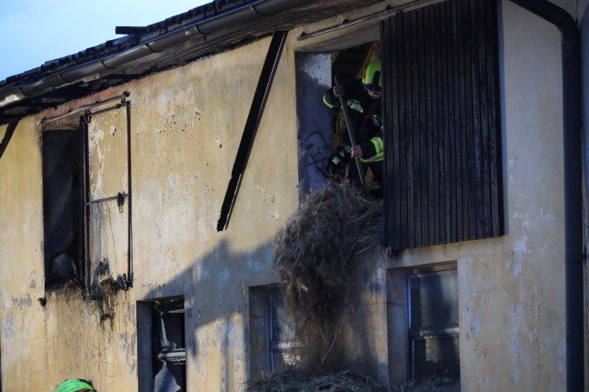 Vier Feuerwehren bei Traktor- und Dachstuhlbrand auf Bauernhof in Alkoven im Einsatz