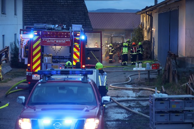 Vier Feuerwehren bei Traktor- und Dachstuhlbrand auf Bauernhof in Alkoven im Einsatz