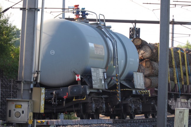 Befrchteter Gefahrstoffaustritt aus Kesselwaggon bei Traun war zum Glck nur heigelaufene Bremse