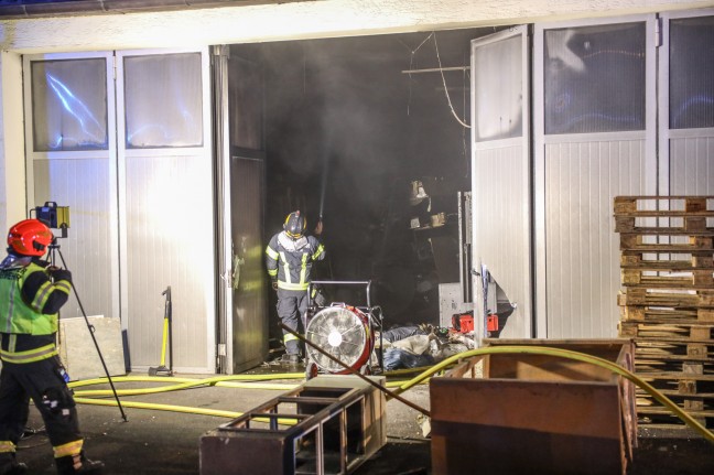 Brand in einer Firmenhalle in Traun